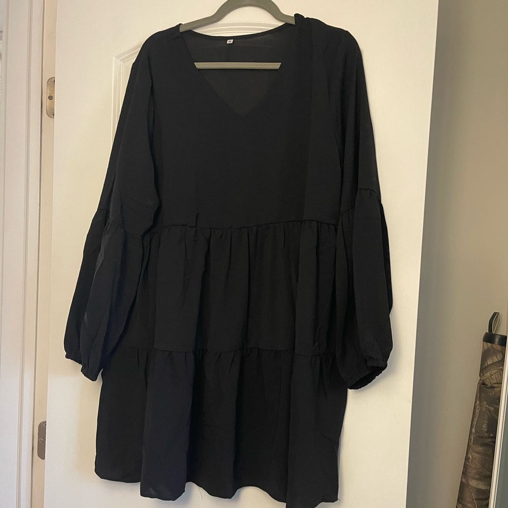 Black long sleeve v neck size XL